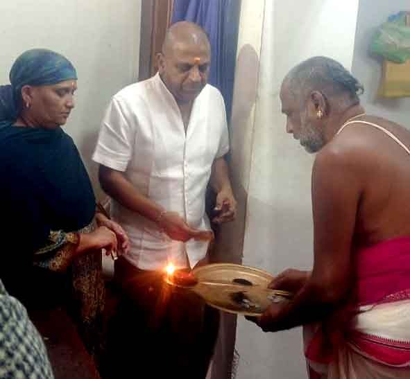 You are currently viewing ಕೊಳ್ಳೇಗಾಲ ಡಿ ೧೫ತಾಲೂಕಿನ ಶಿವನಸಮುದ್ರ ಸಮೂಹ ದೇವಾಲಯಕ್ಕೆ ನಟ ಡಾ.ಶಿವರಾಜ್ ಕುಮಾರ್ ರವರು ಅವರ ಪತ್ನಿ ಗೀತಾರವರ ಜತೆ ಭಾನುವಾರ ಬೆಳಿಗ್ಗೆ ಆಗಮಿಸಿ ವಿಶೇಷ ಪೂಜೆ ಸಲ್ಲಿಸಿದರು.ಶಿವರಾಜ್ ಕುಮಾರ್ ಅನಾರೋಗ್ಯದ ಹಿನ್ನೆಲೆ ಡಿ.೧೮ ಕ್ಕೆ ವಿದೇಶಕ್ಕೆ ಚಿಕಿತ್ಸೆಗೆ ತೆರಳುವ ಮುನ್ನ ಪ್ರತಿ ವರ್ಷದಂತೆ ಈ ವರ್ಷವೂ ಶಿವರಾಜ್ ಕುಮಾರ್ ಹಾಗೂ ಅವರ ಪತ್ನಿ ಗೀತಾ ಶಿವರಾಜ್ ಕುಮಾರ್ ಆಗಮಿಸಿ ಶಿವನಸಮುದ್ರ ಸಮೂಹದ ದೇವಾಲಯಕ್ಕೆ ಭೇಟಿ ಪೂಜೆ ಸಲ್ಲಿಸಿದರು.ಮೊದಲಿಗೆ ವೆಸ್ಲಿ ಸೇತುವೆಯ ಕೆಳಗಡೆ ಕಾವೇರಿ ನದಿಯ ಬಳಿ ತೆರಳಿ ನೀರನ್ನು ದಂಪತಿಗಳು ತಲೆ ಮೇಲೆ ಪ್ರೋಕ್ಷಣೆ ಮಾಡಿಕೊಂಡು ಬಾಗಿನ ಅರ್ಪಿಸಿದರು.ಬಳಿಕ ಪಕ್ಕದಲ್ಲಿರುವ ಗಣಪತಿ ದೇವಸ್ಥಾನ, ಮಧ್ಯರಂಗನಾಥಸ್ವಾಮಿ ದೇವಸ್ಥಾನ, .ಮೀನಾಕ್ಷಿ ಸಮೇತ ಸೆÆÃಮೇಶ್ವರ ದೇವಸ್ಥಾನನದಲ್ಲಿ ಶ್ರೀ ಚಕ್ರ ದರ್ಶನ ಮಾಡಿದರು. ಹಾಗೂ ಆದಿಶಕ್ತಿ ಮಾರಮ್ಮ ದೇವಸ್ಥಾನದಲ್ಲಿ ದೇವಿಗೆ ಸೀರೆ ಕಾಣಿಕೆ ಮಾಡಿ ದಂಪತಿಗಳು ಅಭಿಮಾನಿಗಳ ಜೊತೆ ಭೇಟಿ ನೀಡಿ ವಿಶೇಷ ಪೂಜೆ ಸಲ್ಲಿಸಿದರು.ಶಿವನಸಮುದ್ರ ದೇವಾಲಯಕ್ಕೆ ಆಗಮಿಸಿದ್ದ ನಟ ಶಿವರಾಜ್ ಕುಮಾರ್ ದಂಪತಿಗಳನ್ನು ಸಮೂಹ ದೇವಾಲಯದ ಆಡಳಿತಾಧಿಕಾರಿ ಬಿ.ಆರ್.ಮಹೇಶ್ ಮಾರ್ಗದರ್ಶನದಲ್ಲಿ ಕಾರ್ಯನಿರ್ವಾಹಕಾಧಿಕಾರಿ ಸುರೇಶ್ ಅವರು ಹಾರ ಹಾಕಿ ಬರಮಾಡಿ ಕೊಂಡರು. ಬಳಿಕ ಶಿವರಾಜ್ ಕುಮಾರ್ ರವರು ಅಭಿಮಾನಿಗಳ ಜೊತೆ ಮಾತನಾಡಿದರು. ನಿರ್ಮಾಪಕರೊಬ್ಬರು ಉಪಹಾರ ವ್ಯವಸ್ಥೆ ಮಾಡಿದ್ದರು. ಈ ವೇಳೆ ಶಿವರಾಜ್ ಕುಮಾರ್ ಅಭಿಮಾನಿ ಗಳ ಸಂಘದ ಅಧ್ಯಕ್ಷರು ಲಾಡ್ಜ್ ಪ್ರಭು, ಅಪ್ಪು ಟೀಮ್ ಅಧ್ಯಕ್ಷ ರಾಜೇಶ್, ರಾಜ್ಯ ಘಟಕದ ಉಮೇಶ್, ಹೊನ್ನೇಗೌಡ, ಮಲ್ಲ, ನಾರಾಯಣ್, ಸತ್ತೇಗಾಲ ದಿವ್ಯಕುಮಾರ್ ಹಾಗೂ ಅಭಿಮಾನಿಗಳು ಹಾಜರಿದ್ದರು.