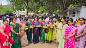 Read more about the article ಮೊದಲ ಆಶಾಡ ಶುಕ್ರವಾರ ಅಂಗವಾಗಿ ಬೆಟ್ಟದ ಪಾದದಲ್ಲಿ ಮಹಿಳಾ ಭಕ್ತಾದಿಗಳಿಗೆ ಅರಿಶಿಣ, ಕುಂಕುಮ, ಬಳೆಗಳೊಂದಿಗೆ ಉಡಿ ತುಂಬಿದ ಮಹಿಳೆಯರು