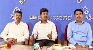 Read more about the article ಯುವ ಪುರಸ್ಕಾರ ಪ್ರಶಸ್ತಿ ಬಂದದ್ದು ನನಗೆ ಆಶ್ಚರ್ಯ- ದಿಲೀಪ್ ಕುಮಾರ್ ರ್ವಿಮರ್ಶಾತ್ಮಕವಾಗಿ ಬರೆಯಬೇಕಾದರೆ ಗಾಬರಿ ಕುತೂಹಲ ಇರಬೇಕು .   ರೇಷ್ಮೆನಾಡು ದಿನ ಪತ್ರಿಕೆಯಲ್ಲಿ ನನ್ನ ಮೊದಲ ಲೇಖನ ನಾನು ಬರೆಯುವುದಕ್ಕೆ ಪ್ರಾರಂಭಿಸಿದ ಮೇಲೆ ನನ್ನ ಮೊದಲ ಲೇಖನ ವಚನ ಆಧರಿಸಿದ ಕದಂಬ ಮಾರಿ ತಂದೆ ಈ ಲೇಖನ 2016ರಲ್ಲಿ ನಮ್ಮ ರೇಷ್ಮೆನಾಡು ಪತ್ರಿಕೆಯಲ್ಲಿ ಪ್ರಕಟಗೊಂಡಿತ್ತು ಇದಕ್ಕೆ ಸಂಪಾದಕರಾಗಿದ್ದ ದಿವಂಗತ ಸದಾಶಿವ ಗಟ್ಟವಾಡಿಪುರ ಅವರೇ ಕಾರಣ ಈಗ ನನ್ನ ಶಬ್ದ ಸೋಪಾನ ವಿಮರ್ಶಾತ್ಮಕ ಕೃತಿಯ ಲೇಖಕರ ಮಾತಿನಲ್ಲಿ ಪ್ರಕಟಿಸಿದ್ದೇನೆ ಎಂದರು.           ನನ್ನ ಪಚ್ಚೆಯ ಜಗಲಿ ವಿಮರ್ಶಾತ್ಮಕ ಕೃತಿಗೆ ಕೇಂದ್ರ ಸಾಹಿತ್ಯ ಅಕಾಡೆಮಿಯ 2025ನೇ ಸಾಲಿನ ಯುವ ಪುರಸ್ಕಾರ ಪ್ರಶಸ್ತಿ ನನಗೆ ಸಂತೋಷದ ಜೊತೆಗೆ ಆಶ್ಚರ್ಯವಾಯಿತು ಎಂದು ಯುವ ಪುರಸ್ಕಾರ ಪ್ರಶಸ್ತಿ ವಿಜೇತ ಆರ್ ದಿಲೀಪ್ ಕುಮಾರ್ ಹೇಳಿದರುಜಿಲ್ಲಾ ಕಾರ್ಯ ನಿರತ ಸಂಘದಿಂದ ಏರ್ಪಡಿಸಿದ್ದ ಸಂವಾದ ಕಾರ್ಯಕ್ರಮದಲ್ಲಿ ಭಾಗವಹಿಸಿ ಅವರು ಮಾತನಾಡಿದರು ಒಂದು ವಿಮರ್ಶಾತ್ಮಕ ಕೃತಿಗೆ ಮೊಟ್ಟಮೊದಲ ಬಾರಿಗೆ ಕೇಂದ್ರ ಸಾಹಿತ್ಯ ಅಕಾಡೆಮಿ ಯುವ ಪುರಸ್ಕಾರ ಪ್ರಶಸ್ತಿ ಬಂದಿರುವುದು ಸಂತೋಷ ದ ವಿಷಯ ಜೊತೆಗೆ ಇಂತಹ ಕೃತಿಗಳಿಗೂ ಪ್ರಶಸ್ತಿ ಬರಬಹುದು ಎಂದು ನಾನು ನಿರೀಕ್ಷೆಯನ್ನು ಮಾಡಿರಲಿಲ್ಲ ಎಂದು ಆಶ್ಚರ್ಯ ವ್ಯಕ್ತಪಡಿಸಿದರು.