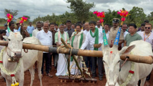 Read more about the article ಪ್ರಗತಿಪರ ರೈತನ ಹೊಲದಲ್ಲಿ ರಾಗಿ ಬಿತ್ತನೆ ಮಾಡಿದ ಕೃಷಿ ಸಚಿವ